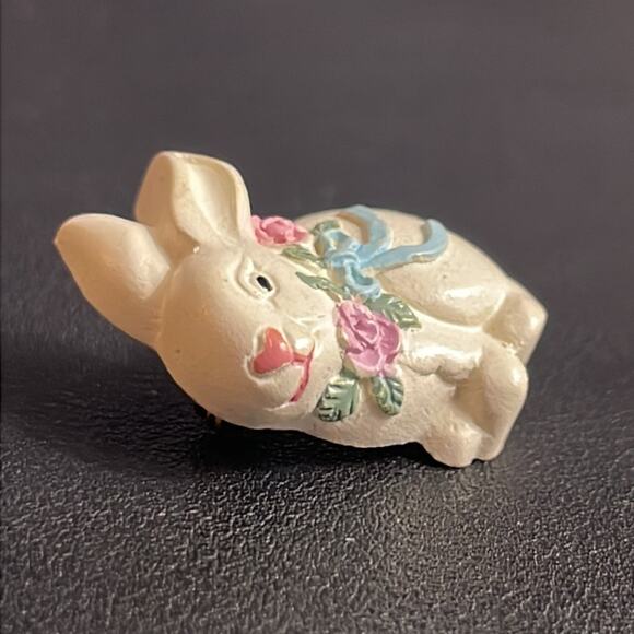 Vintage Resin Easter Bunny Rabbit Pin with Flowers‎ & Bow - Picture 3 of 5